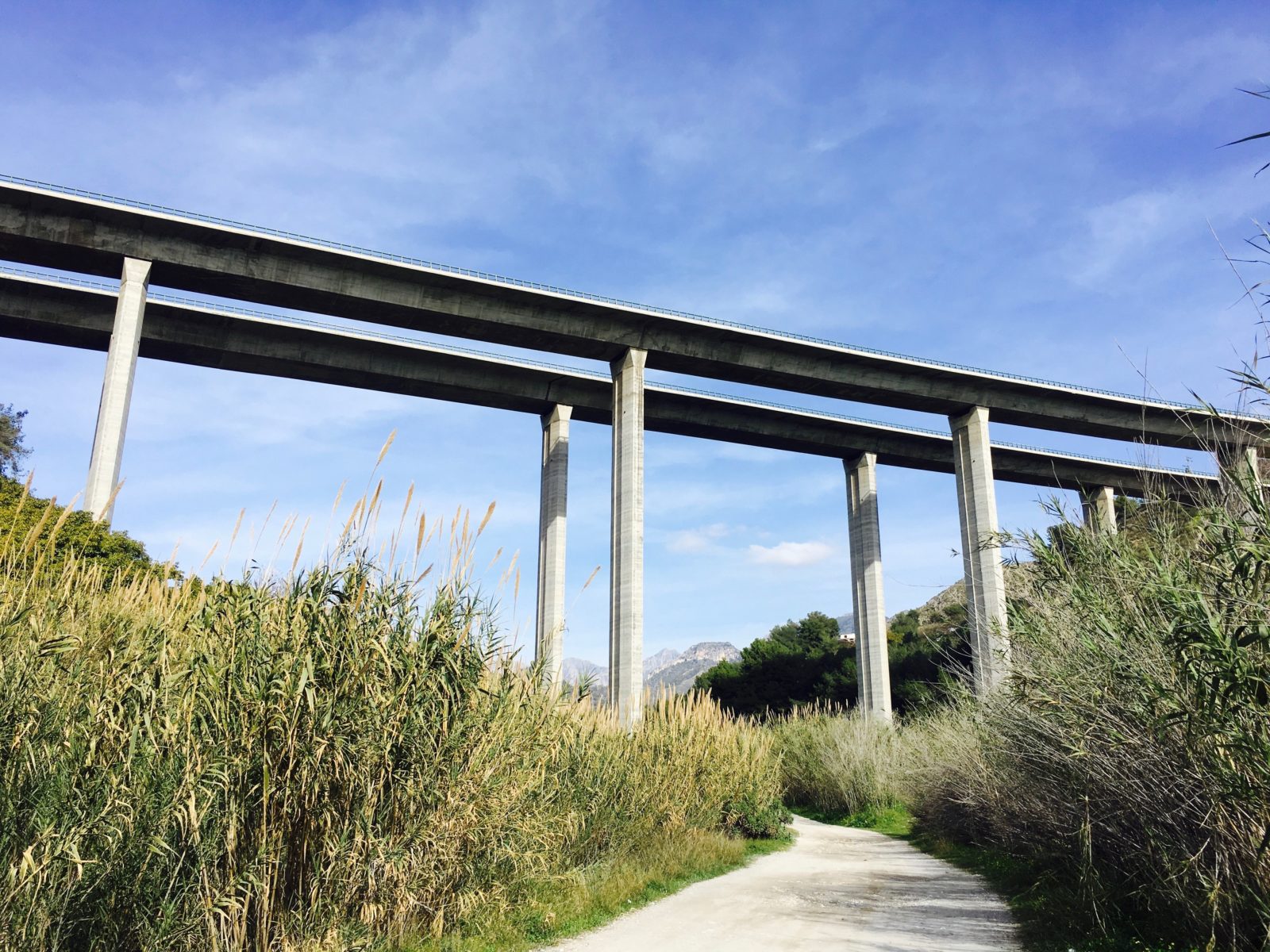 Autobahnbrücke Wanderweg Nerja nach Frigiliana Rundreise Andalusien