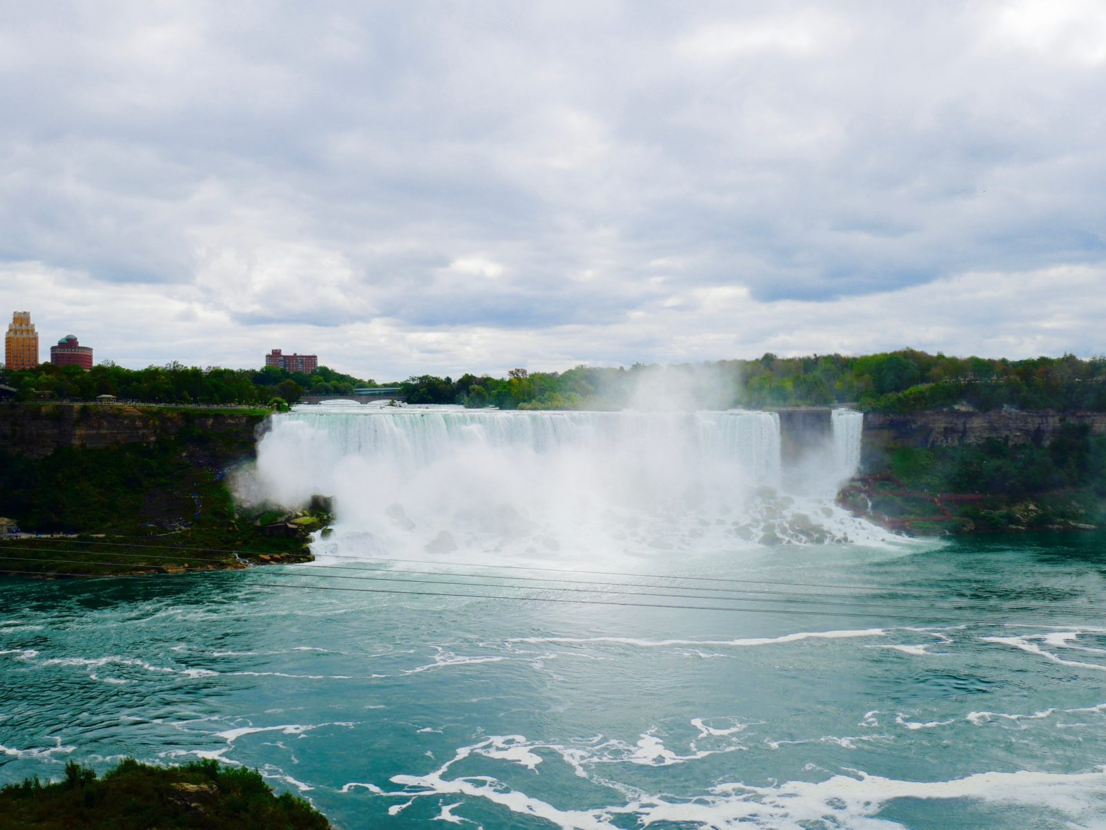 So touristisch sind die Niagara Fälle Kanada. Von Toronto zu den Niagara Fällen. 