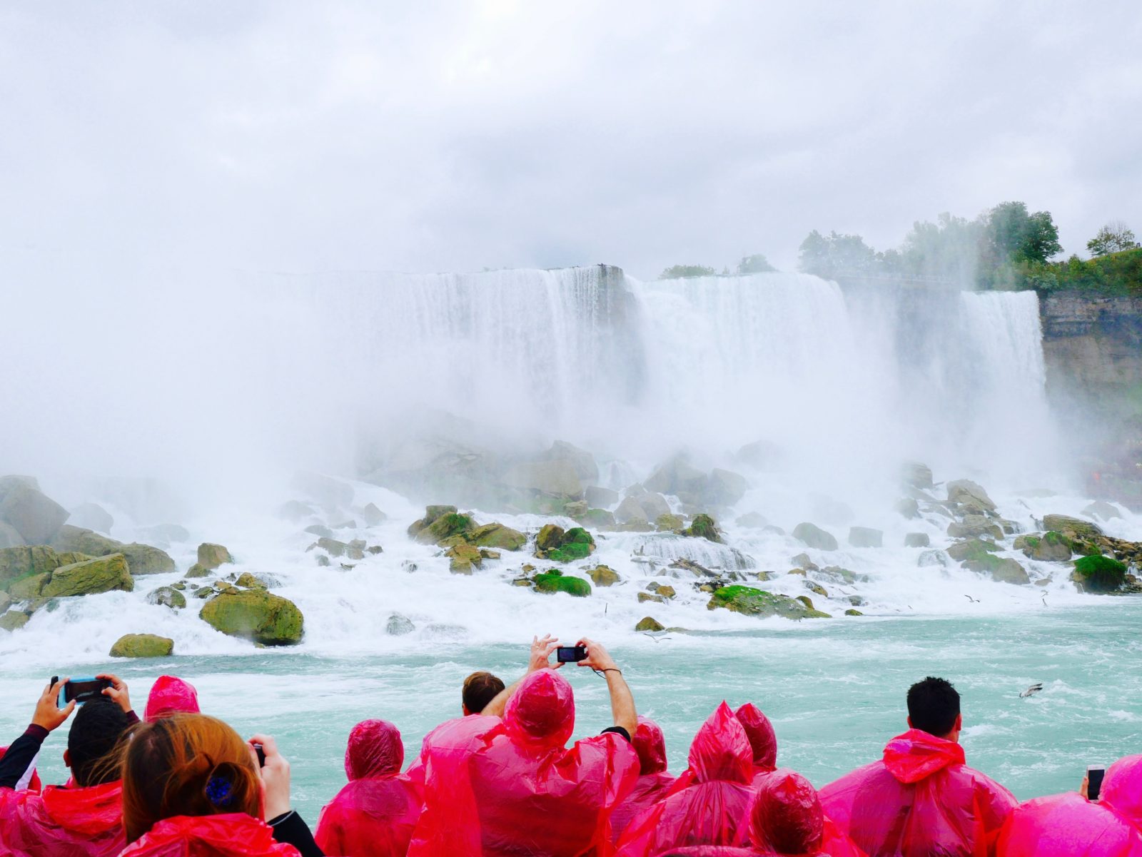 So touristisch sind die Niagara Fälle Kanada. Von Toronto zu den Niagara Fällen. Hornblower Niagara Cruise.