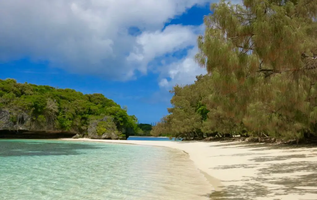 Strand Kanumera auf Île des Pins. Urlaub auf Neukaledonien.