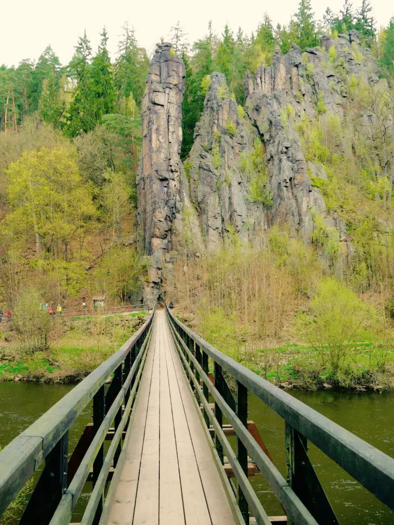 Urlaub in Tschechien.Wanderweg zum Hans-Heiling-Felsen