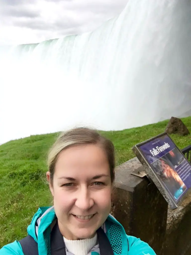 So touristisch sind die Niagara Fälle Kanada. Von Toronto zu den Niagara Fällen. Journey behind the Falls.
