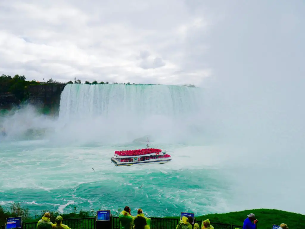 So touristisch sind die Niagara Fälle Kanada. Von Toronto zu den Niagara Fällen. Hornblower Niagara Cruise.