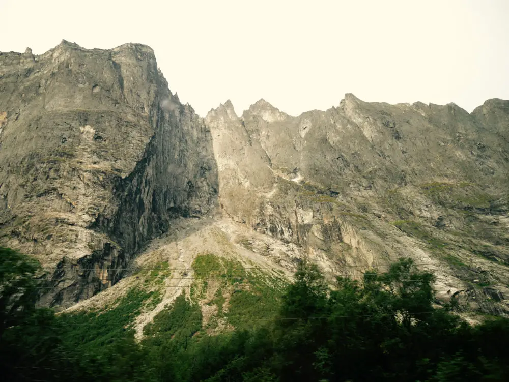 Raumbahn entlang der Trollwand in Norwegen