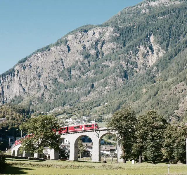Bernina Express mit der Regionalbahn Brusio Viadukt