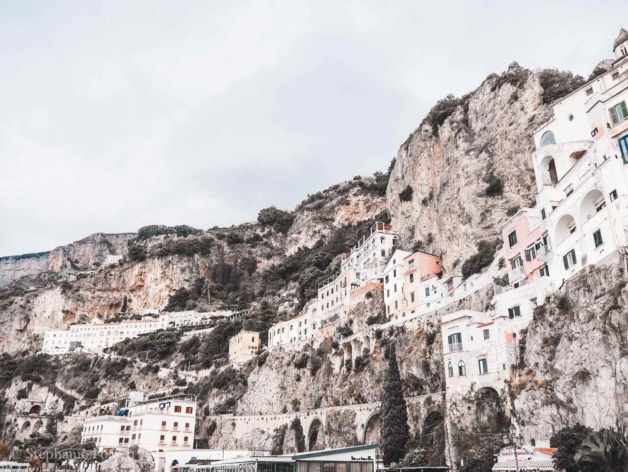 Blick auf Amalfi an der Amalfiküste