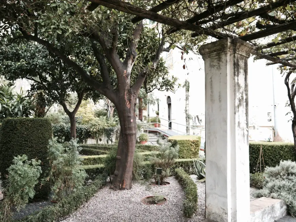 Im wunderschönen Garten der Minerva in Salerno.