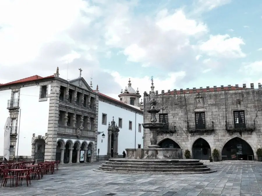 Einer der schönsten Plätze Portugals: Platz der Republik in Viana do Castelo