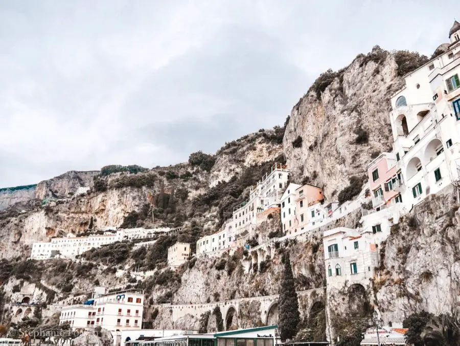 Blick auf den Ort Amalfi an der Amalfiküste