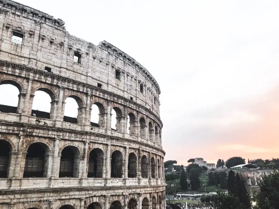 Blick auf das Kolosseum in Rom bei Sonnenuntergang