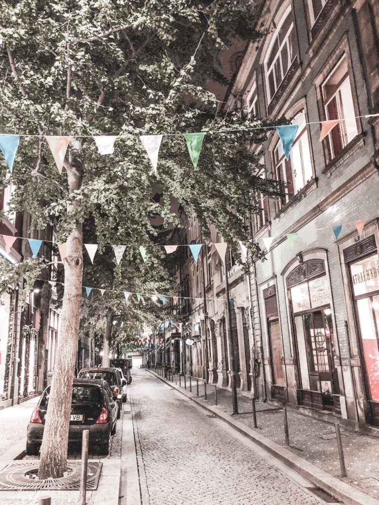 Porto Altstadt - Eine wundervolle Seitenstraße, fast wie in Paris.