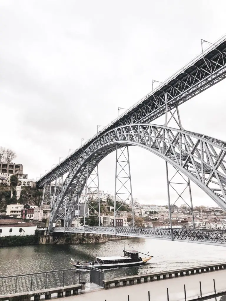 Blick auf die Brücke Ponte Dom Luìs I in Porto