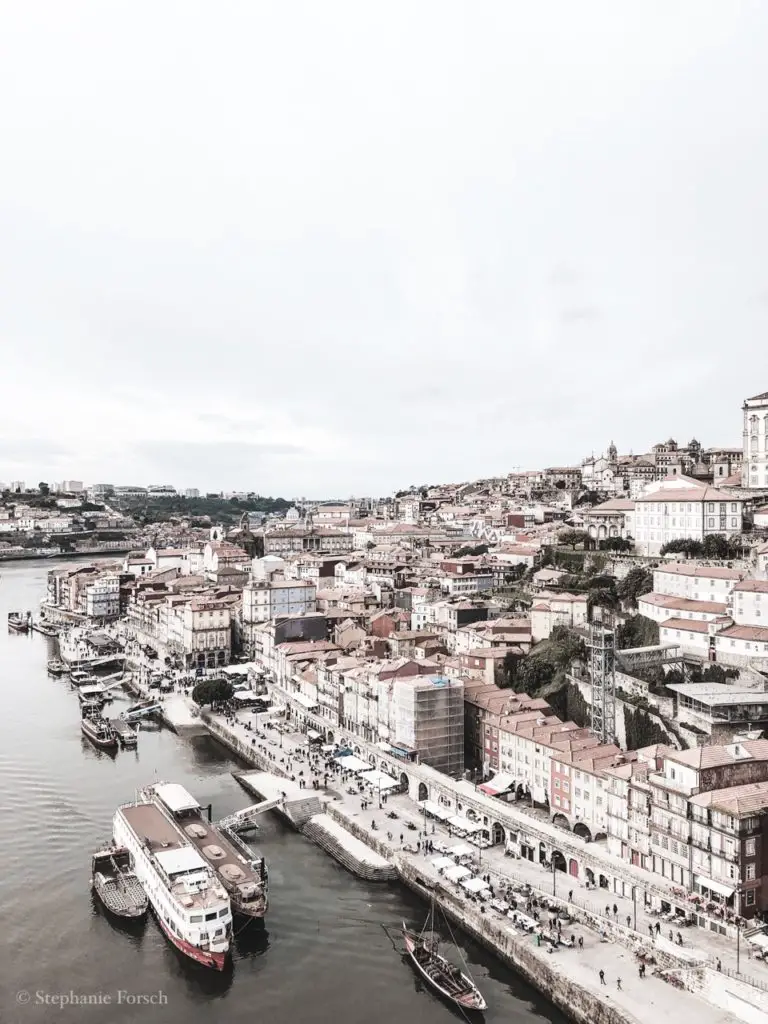 Blick von der Brücke Ponte Dom Luìs I in Porto