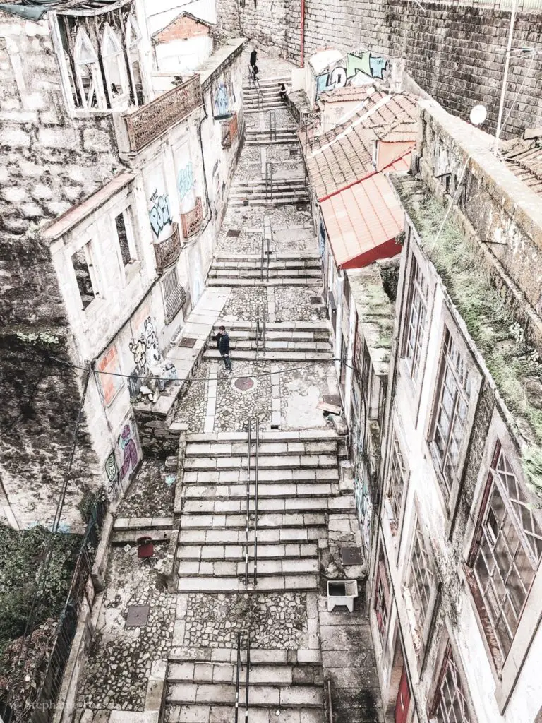 Blick auf die Treppen Escada dos Guindais in Porto