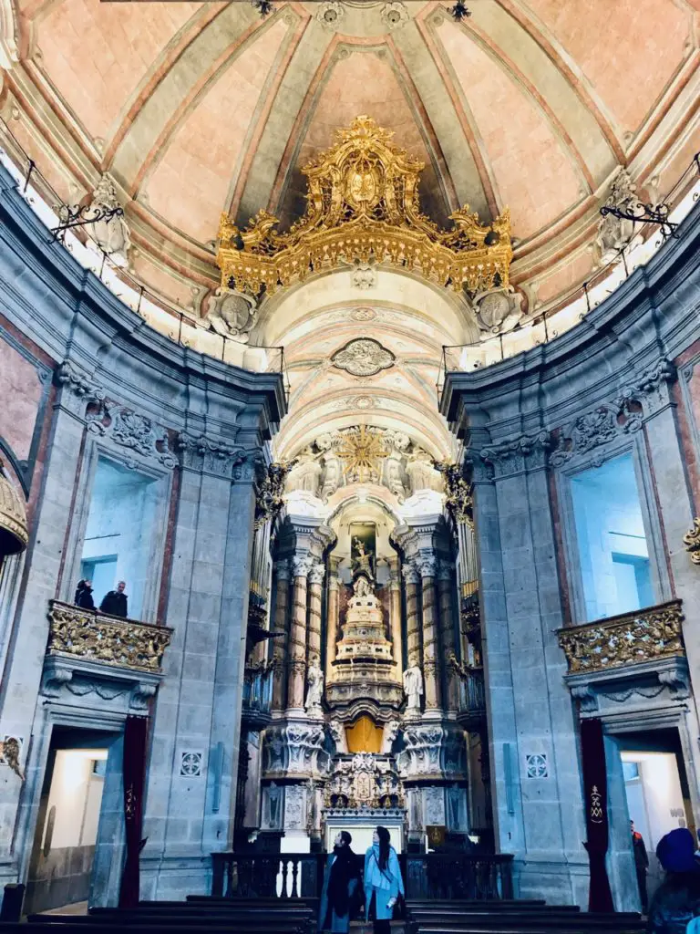 Im Inneren der Kirche Igreja dos Clérigos in Porto