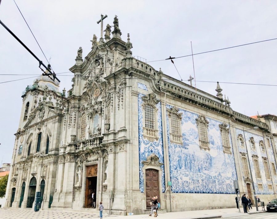 Blick auf die Kirche Igreja do Carmo in Porto
