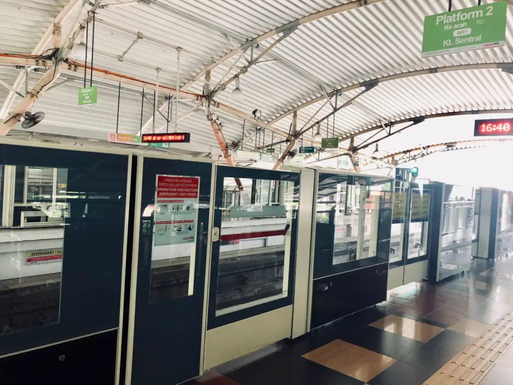 Eingänge zur Metro Kuala Lumpur