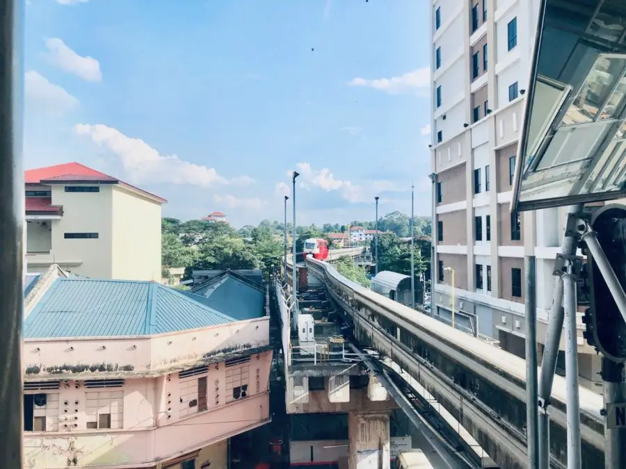 Fahrende Metro in Kuala Lumpur