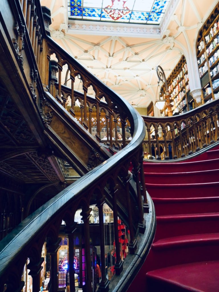 Treppen in der Livraria Lello in Porto