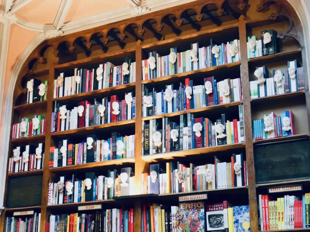 Blick auf ein altes Bücherregal in der Livraria Lello in Porto