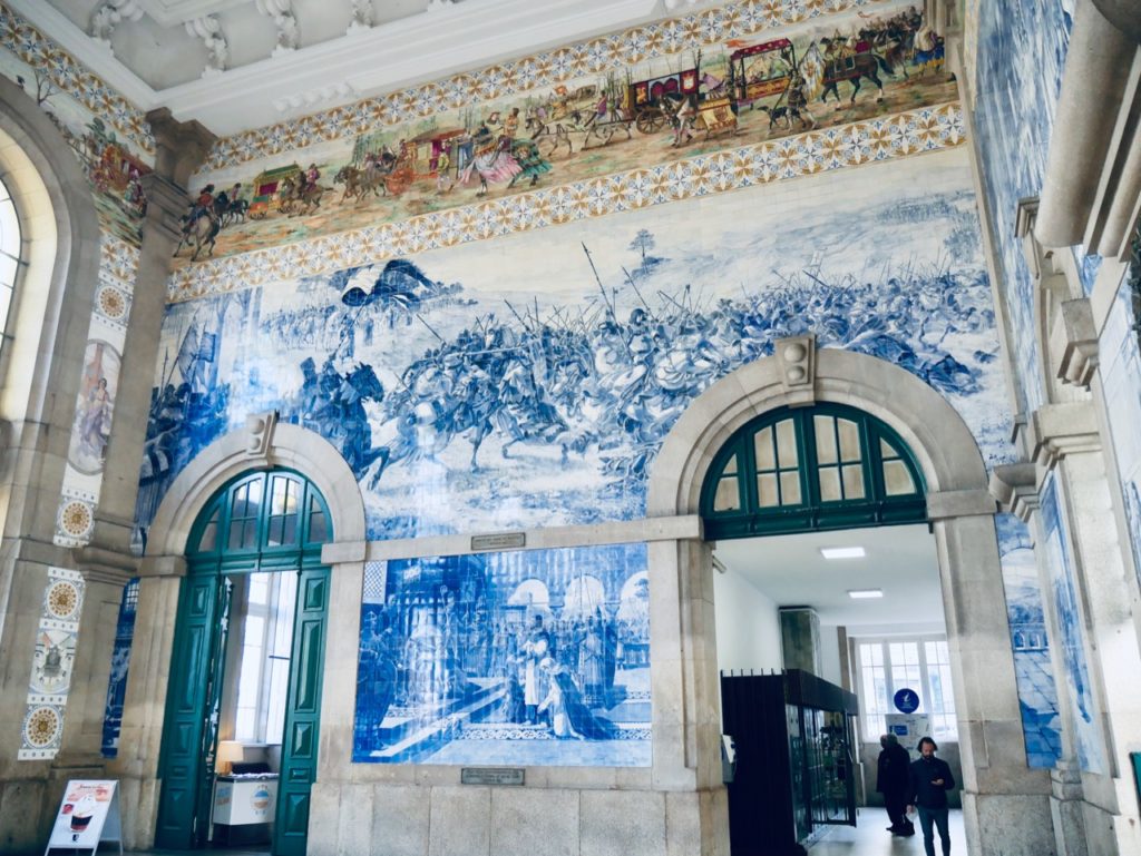 Bild von Inneren des Bahnhofs Sao Bento in Porto mit vielen blauen Kacheln