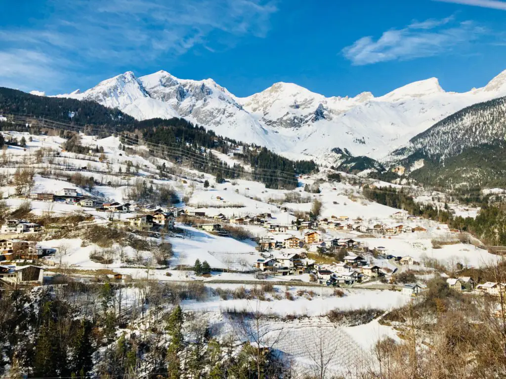 Unterwegs mit der Arlbergbahn: Blick aus dem Fenster auf die umliegenden Berge