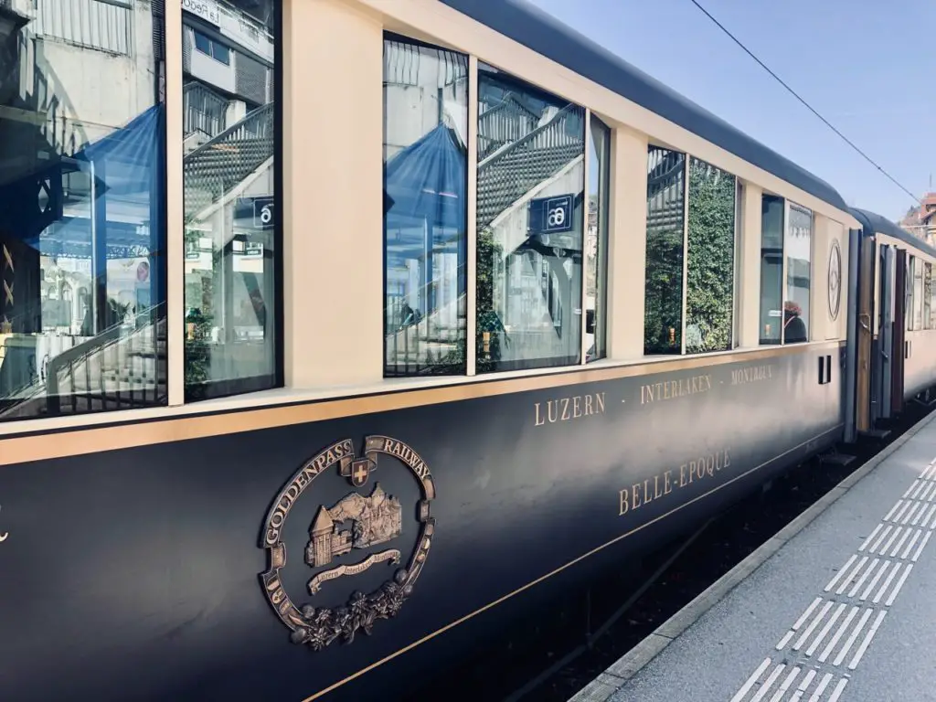 In der Schweiz Bahn fahren. Mit der Golden Pass Line von Luzern nach Montreux. Schweiz Panoramazug