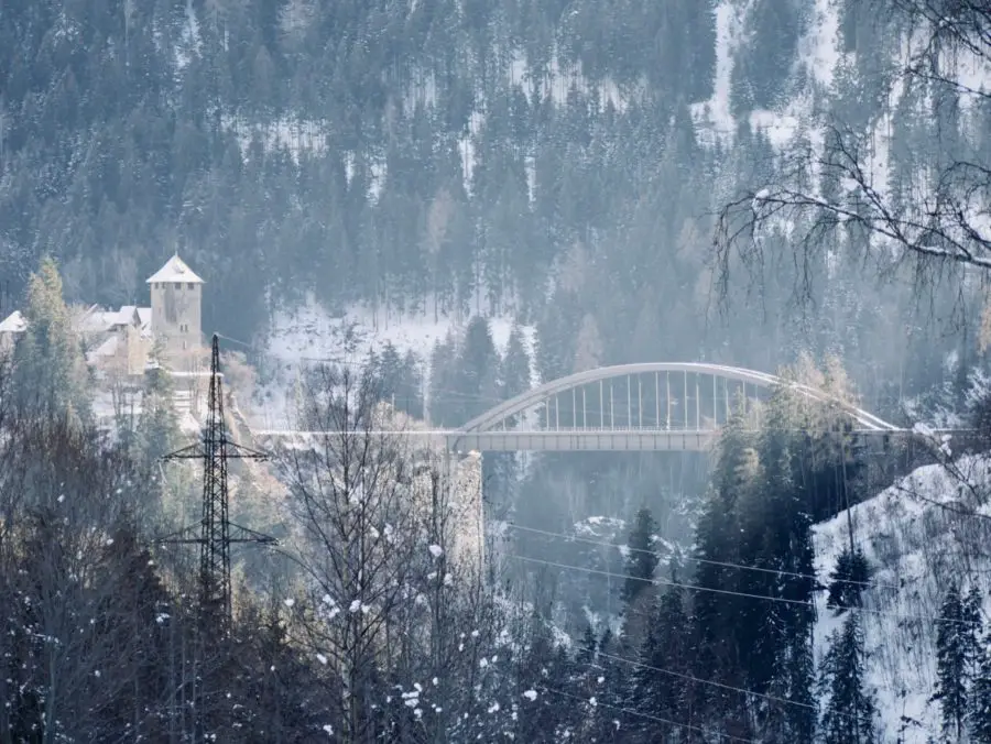 Blick auf Trisannabrücke und Schloss Wiesberg