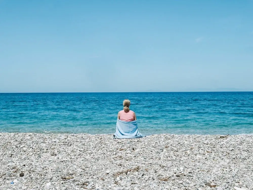 Am Strand auf der Insel Samos in Griechenland. Samos Urlaub - Yoga und Wandern!