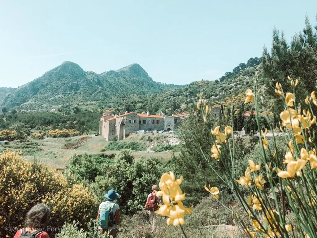 Wandern auf der Insel Samos in Griechenland mit Blick auf das Kloster Moni Vronda