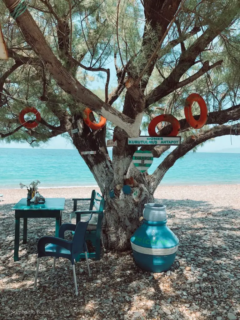 Strand Kokkari auf der Insel Smaos in Griechenland