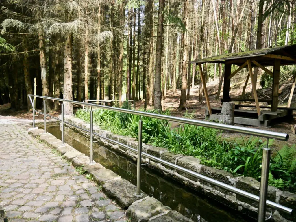 Das Kneipp Becken am Gottesbrünnlein mitten im Wald in der Nähe von Bad Berka