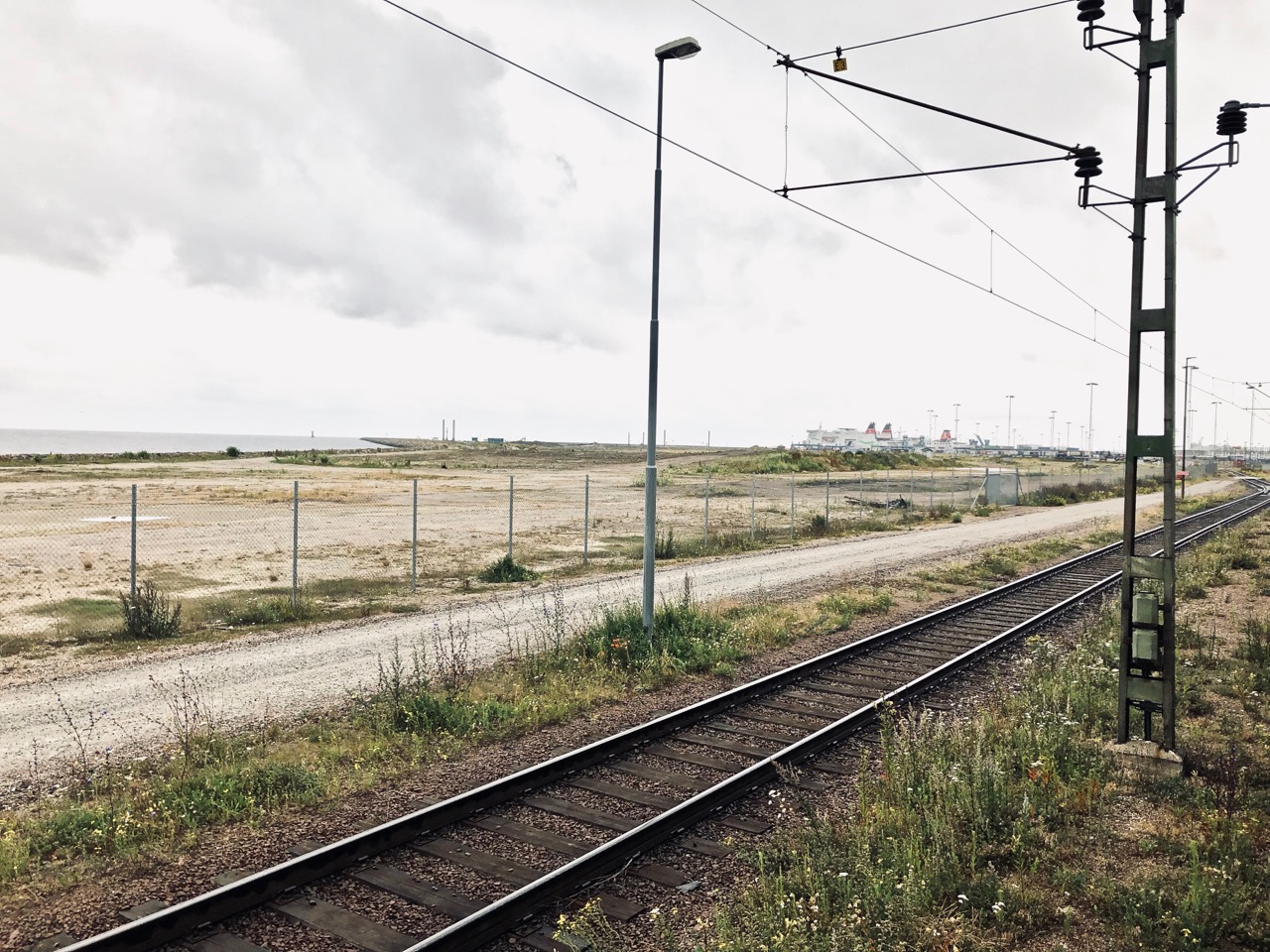 Zug nach Malmö auf den Gleisen kurz nach dem Verlassen der Fähre in Trelleborg Schweden