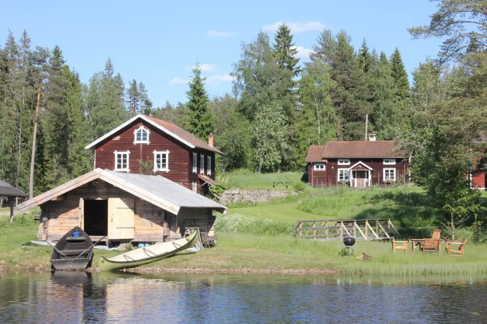Typisch schwedisch: Eine Übernachtung im Cottage am See!
