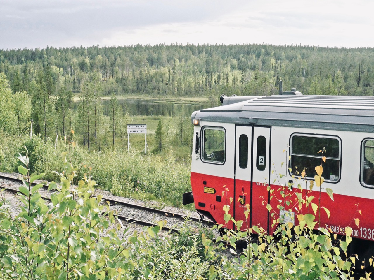 Stopp am Polarkreis mit der Inlandsbanan in Schweden