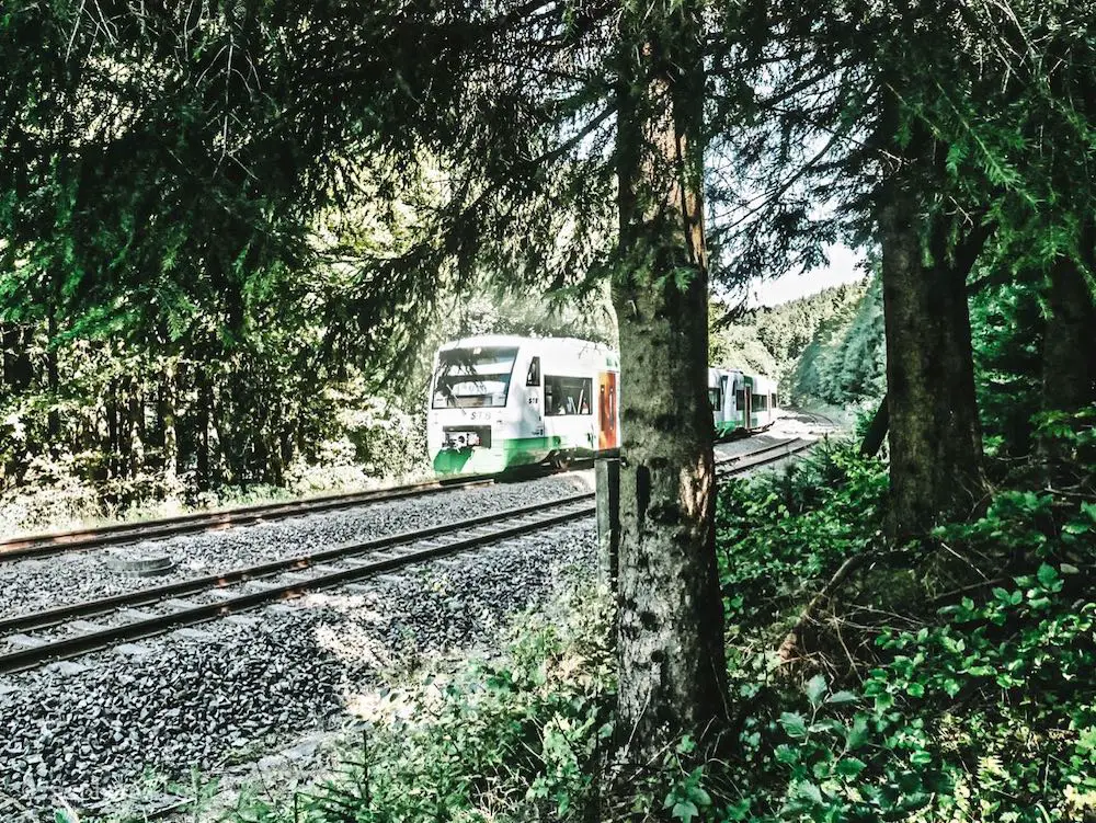 Zug der Thüringer-Süd-Bahn unterwegs im Thüringer Wald