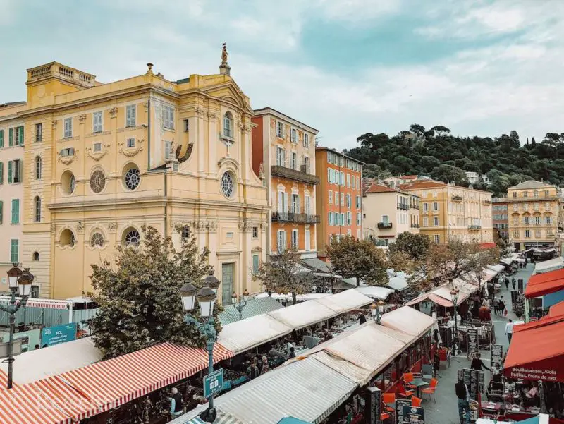Blick auf das bunte Markttreiben in der Altstadt von Nizza