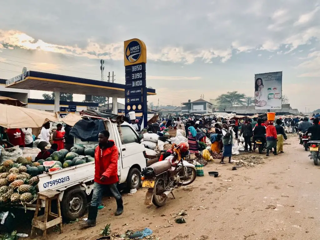 Wildes Markttreiben in den Vororten von Kampala in Uganda