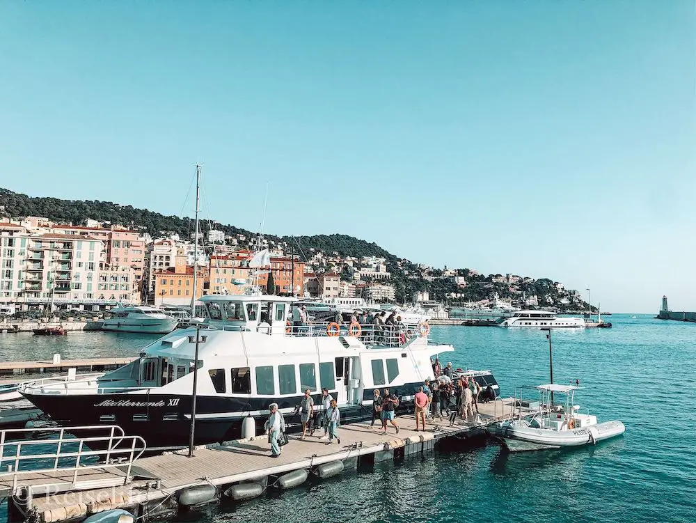 Sightseeing Boot im Hafen von Nizza