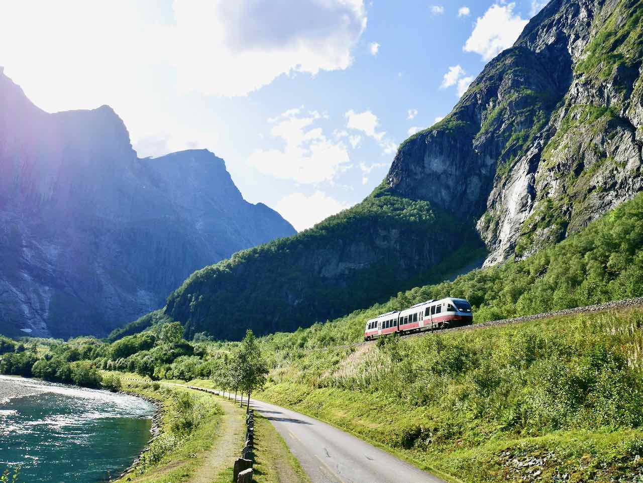 Raumabahn Norwegen schlängelt sich entlang der norwegischen Bergketten