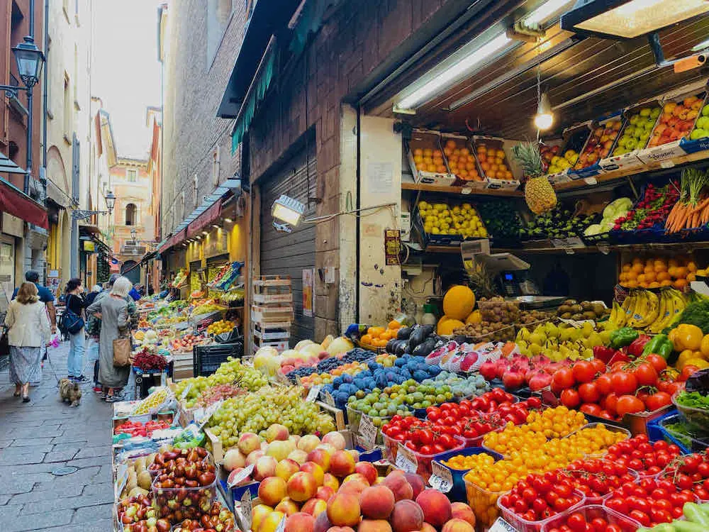 Markt mit Obst und Gemüse in den Gassen von Bologna