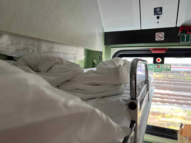 Bett im Schlafabteil Nachtzug ÖBB