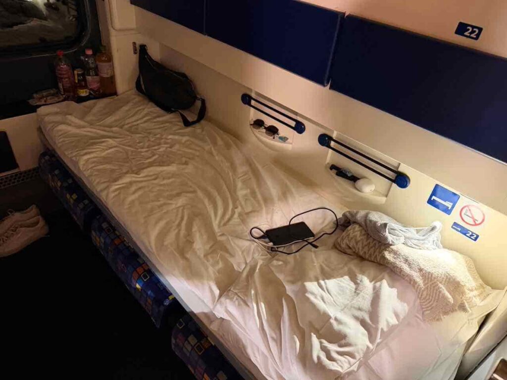 Vorbereitetes Bett im Liegewagen von Budapest nach Stuttgart