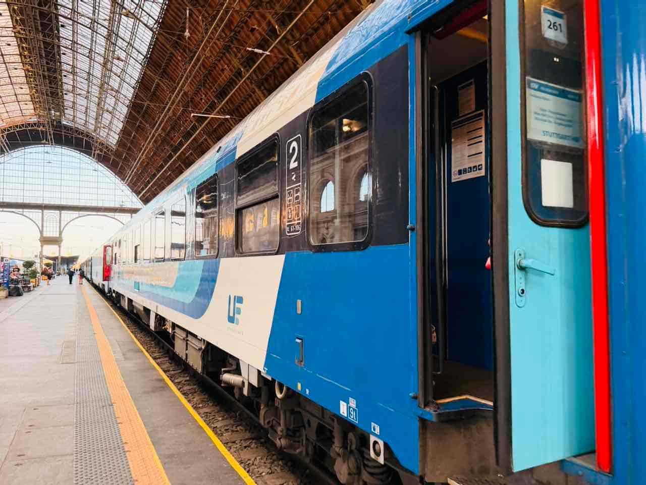 nachtzug-nach-budapest-erfahrungen Nachtzug steht im Bahnhof Budapest Keleti, bereit zur Abfahrt nach Stuttgart