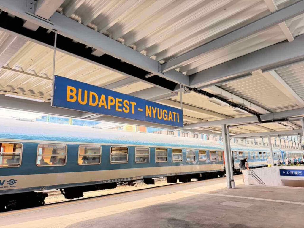 Zug im ungarischen Bahnhof Budapest Nyugati.