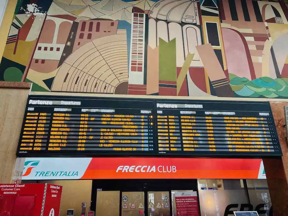 Anzeigetafel im Bahnhof Verona Zuege