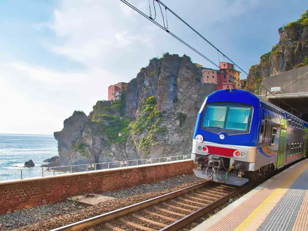 Zug im Bahnhof Manarola an der Cinque Terre in Italien