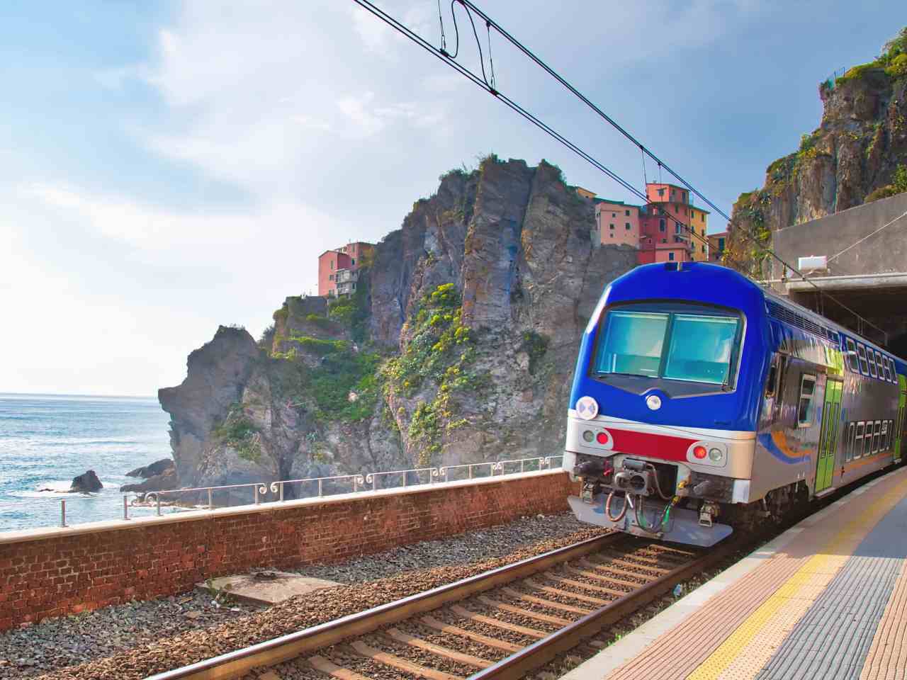 Zug im Bahnhof Manarola an der Cinque Terre in Italien