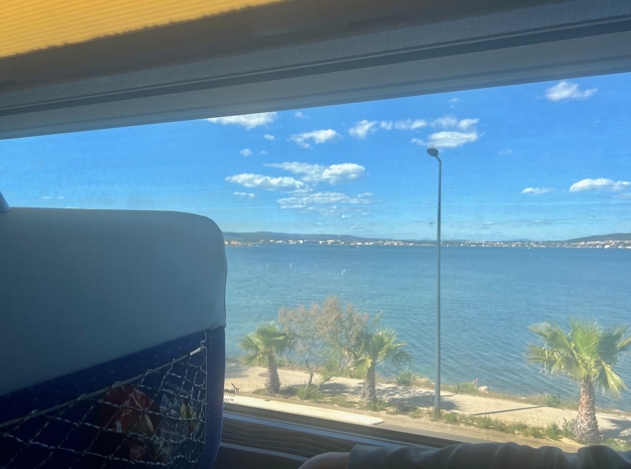 Blick aus dem Zugfenster zwischen Barcelona und Paris