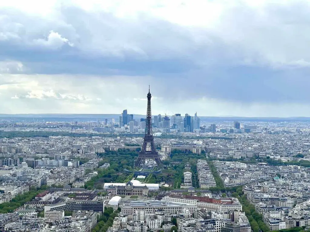 Blick auf den Eiffelturm und Umgebung vom Turm Montparnasse in Paris